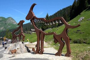 Ziegen laufen frei in diesem französischen Alpendorf umher. Les Lindarets in den französischen Alpen ist dafür bekannt, dass Ziegen frei durch die Straßen streifen und Besucher anziehen, die die Tiere füttern und mit ihnen interagieren. 07.07.2026