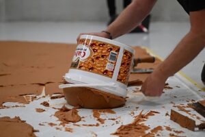 „Achten Sie auf die klebrige Stelle!“: Warum hat dieses niederländische Museum den Boden mit Erdnussbutter bedeckt?