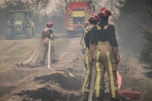 Belgien kämpft darum, einen riesigen Waldbrand einzudämmen, der sich „auf Deutschland ausbreitet“. Feuerwehrleute bekämpfen die vorrückenden Flammen in Ostbelgien, da dichter Rauch und schwieriges Gelände die Bemühungen zur Eindämmung des Feuers erschweren. 17.08.2026
