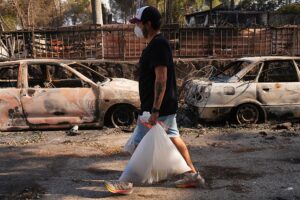 Bewohner von Navas del Rey kehren nach der Evakuierung durch einen Waldbrand in Spanien zurück Die Bewohner kehrten nach den Waldbränden in Spanien nach Navas del Rey zurück und fanden verbrannte Häuser und verbrannte Gärten vor, während Feuerwehrleute weiterhin gegen die nahegelegenen Brände kämpften. 29.07.2026