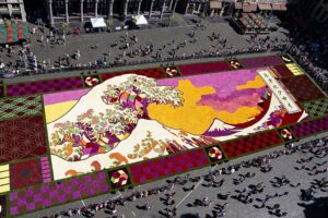 Brüssel enthüllt riesigen Blumenteppich, inspiriert vom Hokusai-Meisterwerk Brüssel hat seinen historischen Grand Place in eine riesige Blumenversion von Japans Großer Welle vor Kanagawa verwandelt und dabei rund 500.000 Dahlien auf 1.300 Quadratmetern Kopfsteinpflaster ausgebreitet. 13.08.2026