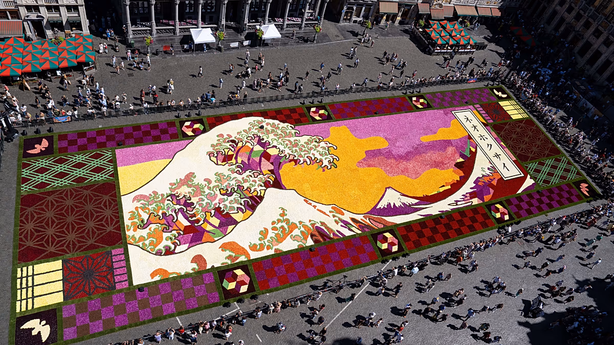 Brüssel enthüllt riesigen Blumenteppich, inspiriert vom Hokusai-Meisterwerk Brüssel hat seinen historischen Grand Place in eine riesige Blumenversion von Japans Großer Welle vor Kanagawa verwandelt und dabei rund 500.000 Dahlien auf 1.300 Quadratmetern Kopfsteinpflaster ausgebreitet. 13.08.2026