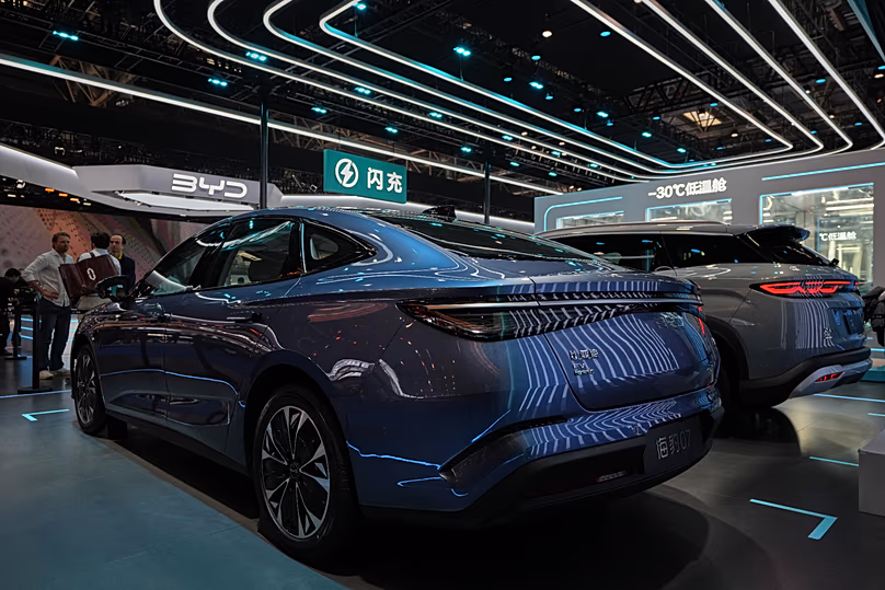 Besucher unterhalten sich, während Automodelle auf der Auto China 2026 in Peking am Samstag, 25. April 2026, ausgestellt werden.
