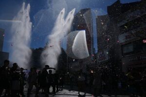 Das Tokioter Festival verwandelt Straßen in eine riesige Wasserschlacht. Menschenmassen durchnässen Mikoshi-Träger mit Eimern, Schläuchen und Wasserpistolen während der alle drei Jahre in Tokio stattfindenden Fukagawa Hachiman Matsuri am 16. August 2026. 17.08.2026