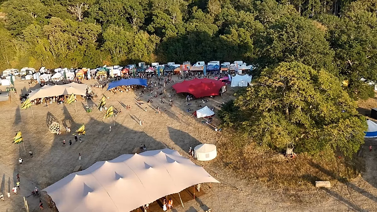 Der Aufstieg „bewusster“ Festivals, bei denen Musik, Spiritualität und Natur aufeinandertreffen
