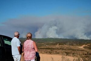 Der Brand in Huelva in Spanien bedroht Häuser, 800 wurden inmitten schwerer Dürre evakuiert. Ein massiver Waldbrand in der spanischen Provinz Huelva hat 800 Evakuierungen erzwungen, rund 20.000 Hektar niedergebrannt und ereignet sich während der sich verschärfenden Dürrekrise in Europa. 08.11.2026