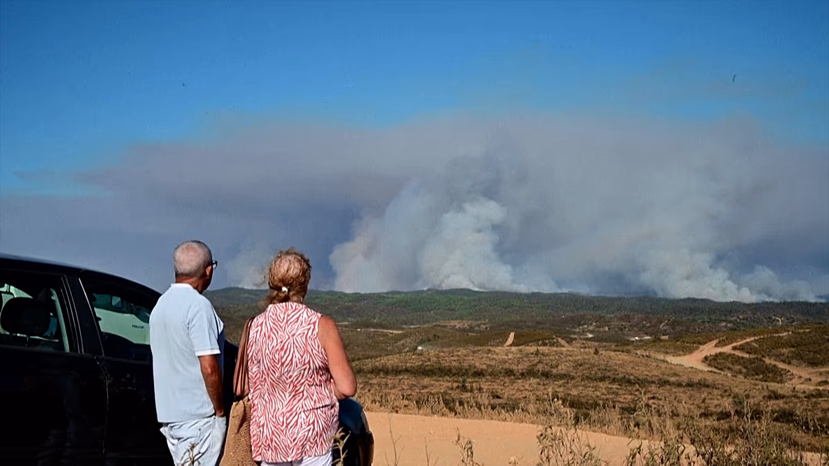 Der Brand in Huelva in Spanien bedroht Häuser, 800 wurden inmitten schwerer Dürre evakuiert. Ein massiver Waldbrand in der spanischen Provinz Huelva hat 800 Evakuierungen erzwungen, rund 20.000 Hektar niedergebrannt und ereignet sich während der sich verschärfenden Dürrekrise in Europa. 08.11.2026