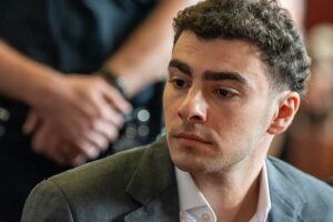 Der staatliche Mordprozess gegen Luigi Mangione wurde effektiv verschoben, nachdem sich der Bund wegen doppelter Gefährdung schuldig bekannt hatte