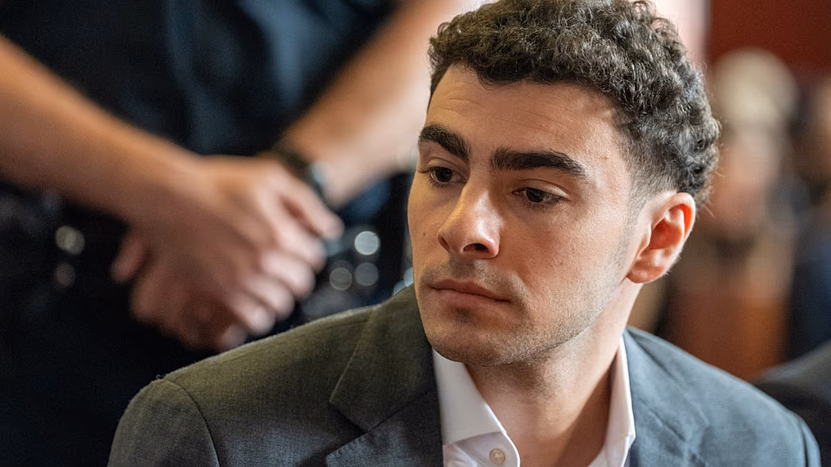 Der staatliche Mordprozess gegen Luigi Mangione wurde effektiv verschoben, nachdem sich der Bund wegen doppelter Gefährdung schuldig bekannt hatte