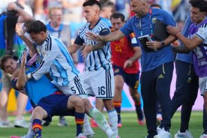 Die FIFA verhängt gegen den Argentinier Paredes eine Zehn-Spiele-Sperre wegen der Schlägerei im WM-Finale