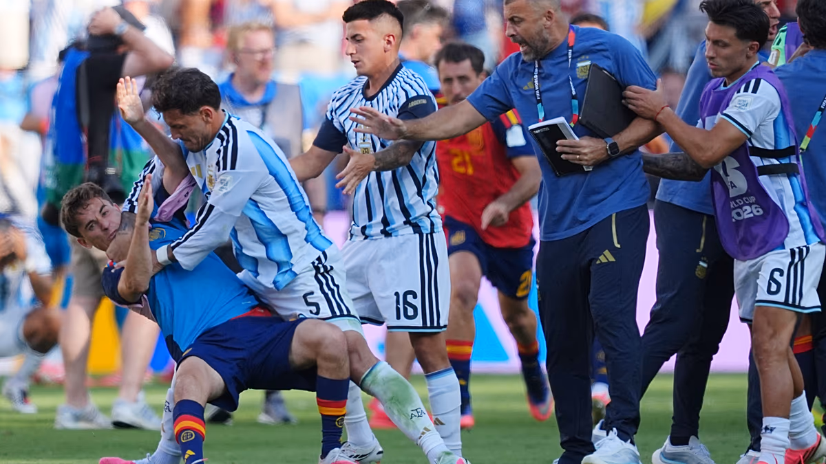 Die FIFA verhängt gegen den Argentinier Paredes eine Zehn-Spiele-Sperre wegen der Schlägerei im WM-Finale