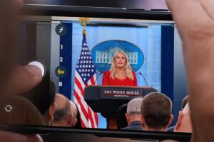 Die Pressesprecherin des Weißen Hauses, Karoline Leavitt, wird Ende des Monats ihr Amt niederlegen, sagt Trump
