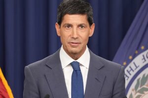 Die US-Notenbank hält die Zinsen stabil, da drei politische Entscheidungsträger die Zinserhöhung unterstützen
