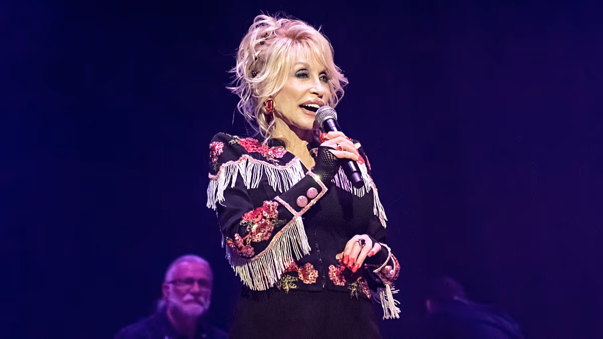 Dolly Parton teilt Gesundheitsupdates und erwägt zukünftige „Avatar-Auftritte“.