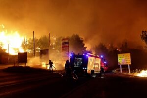 Ein Waldbrand erzwingt die Evakuierung von 1.000 Personen, während Flammen über die kroatische Küste fegen. Kroatien kämpft gegen einen Waldbrand, der am Donnerstag, dem 13. August, über Vegetation und Häuser in Lokva Rogoznica hinwegfegte und etwa 1.000 Einwohner und Touristen zur Evakuierung zwang. 14.08.2026