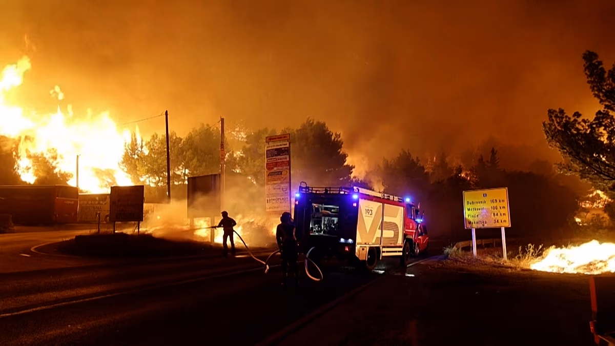 Ein Waldbrand erzwingt die Evakuierung von 1.000 Personen, während Flammen über die kroatische Küste fegen. Kroatien kämpft gegen einen Waldbrand, der am Donnerstag, dem 13. August, über Vegetation und Häuser in Lokva Rogoznica hinwegfegte und etwa 1.000 Einwohner und Touristen zur Evakuierung zwang. 14.08.2026