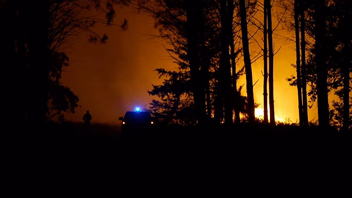 Ein Waldbrand in Frankreich zwingt 525 Menschen zur Flucht, da Wald in den Landes brennt. Frankreich evakuierte am Donnerstag, dem 13. August, etwa 500 Menschen aus dem Dorf Luglon, als ein sich schnell ausbreitender Waldbrand durch den von der Dürre heimgesuchten Kiefernwald in den Landes fegte. 14.08.2026