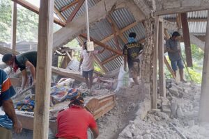 Ein starkes Erdbeben der Stärke 7,7 erschüttert Indonesien und fordert mindestens 40 Todesopfer