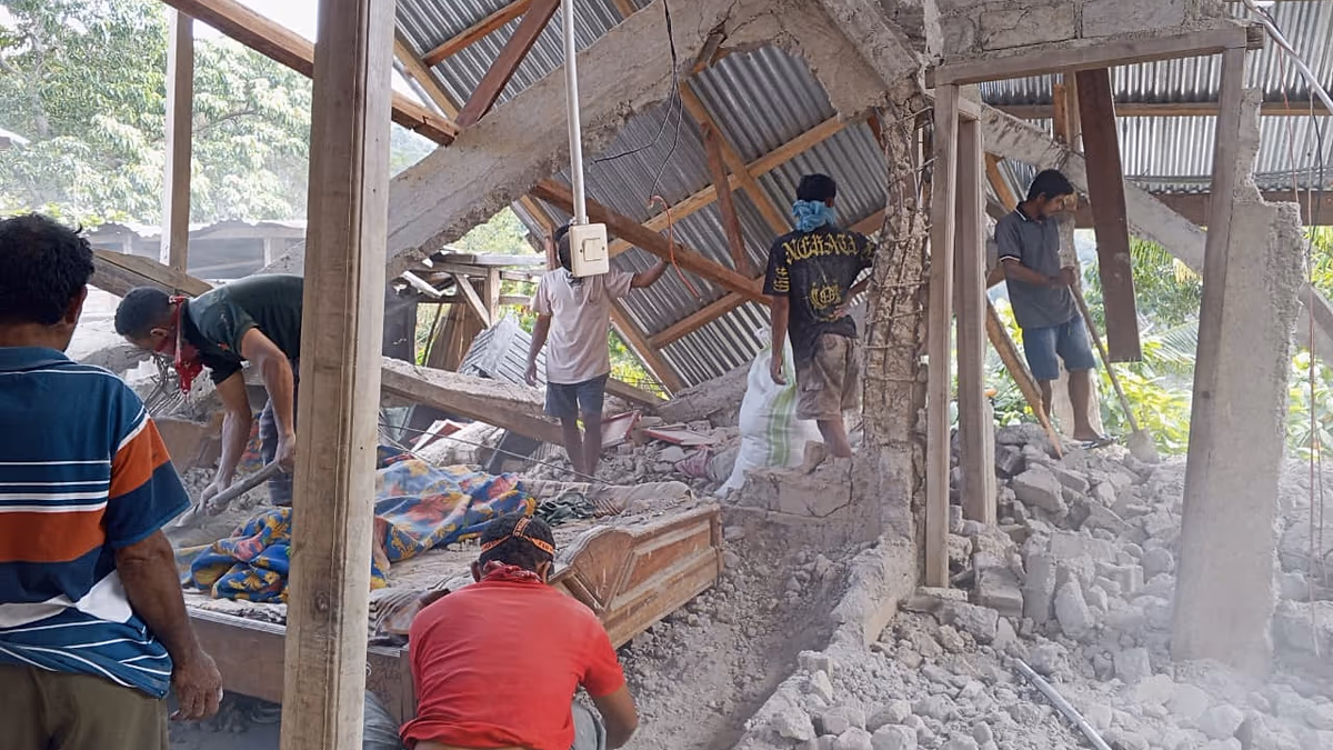 Ein starkes Erdbeben der Stärke 7,7 erschüttert Indonesien und fordert mindestens 40 Todesopfer