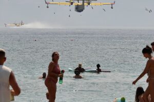 Ein verheerender Waldbrand in der Nähe von Omiš in Kroatien verletzt Anwohner und stört Urlaubsreisen. Ein großer Waldbrand in der Nähe von Omiš, etwa 25 Kilometer südöstlich von Split, zwang am Donnerstag und Freitag etwa 1.200 Einwohner und Touristen zur Evakuierung, da starke Winde die Flammen in Richtung der Küstenstadt trieben. 14.08.2026