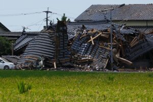 Explosion eines Einkaufszentrums in Japan nach Erdbeben der Stärke 7,1 auf Dashcam-Aufnahmen festgehalten Dashcam-Aufnahmen zeigen eine Explosion eines Einkaufszentrums nach einem Erdbeben der Stärke 7,1 in Kumamoto, Japan, während Retter nach Überlebenden suchen. 30.07.2026