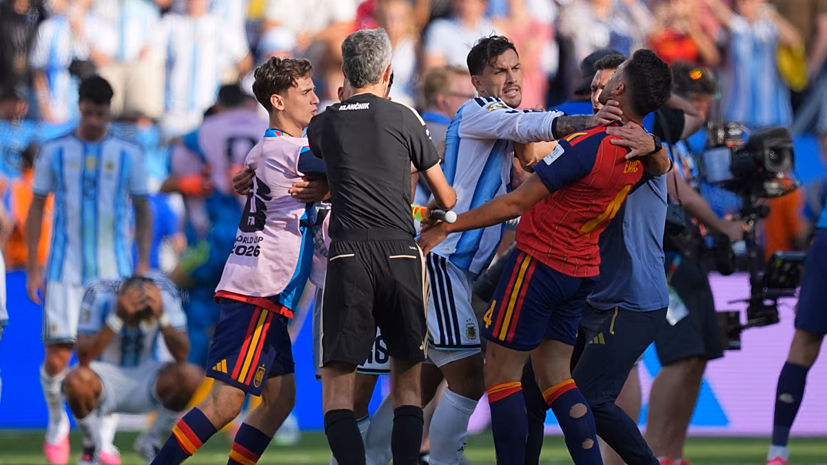FIFA eröffnet Disziplinarverfahren gegen Argentinien wegen Handgemenge im WM-Finale und „Malvinas“-Banner