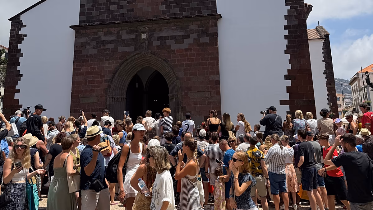 Hochzeit in der Kathedrale von Funchal, jedoch nicht bei Cristiano und Georgina, zur Enttäuschung Hunderter