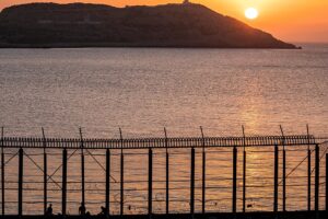 Hunderte Migranten schwimmen von Marokko in das spanische Territorium Ceuta