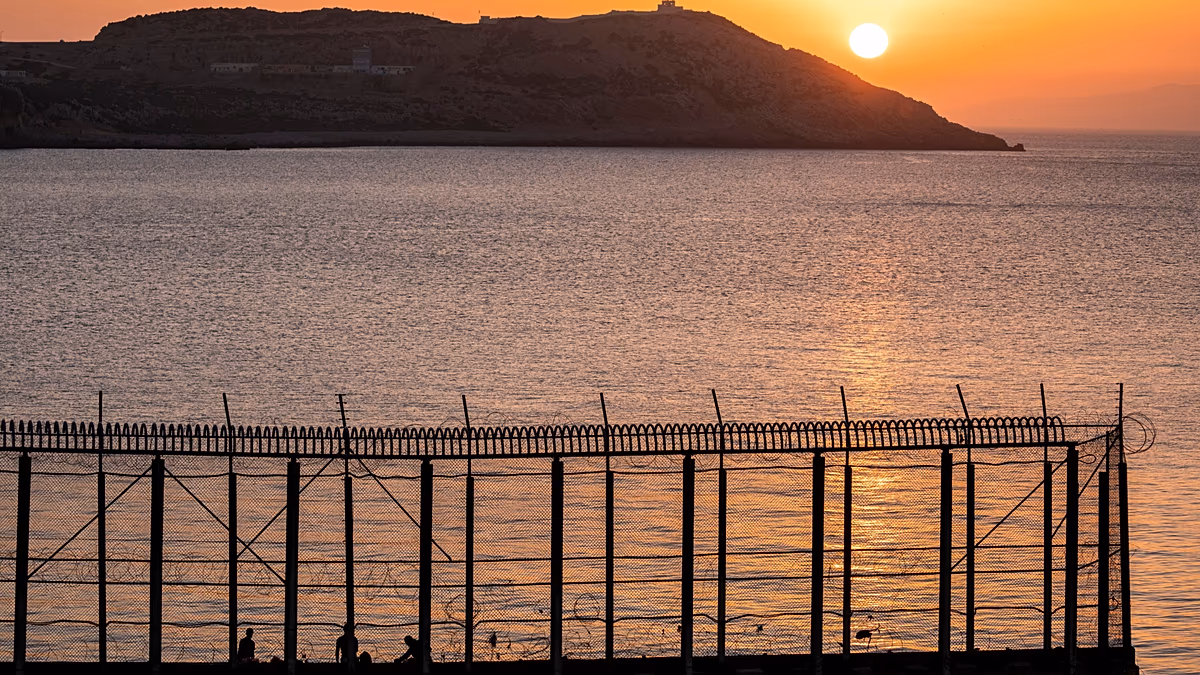 Hunderte Migranten schwimmen von Marokko in das spanische Territorium Ceuta