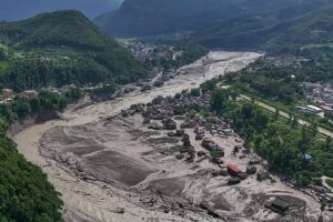 Hunderte werden vermisst, als Sturzfluten Nepal erschüttern