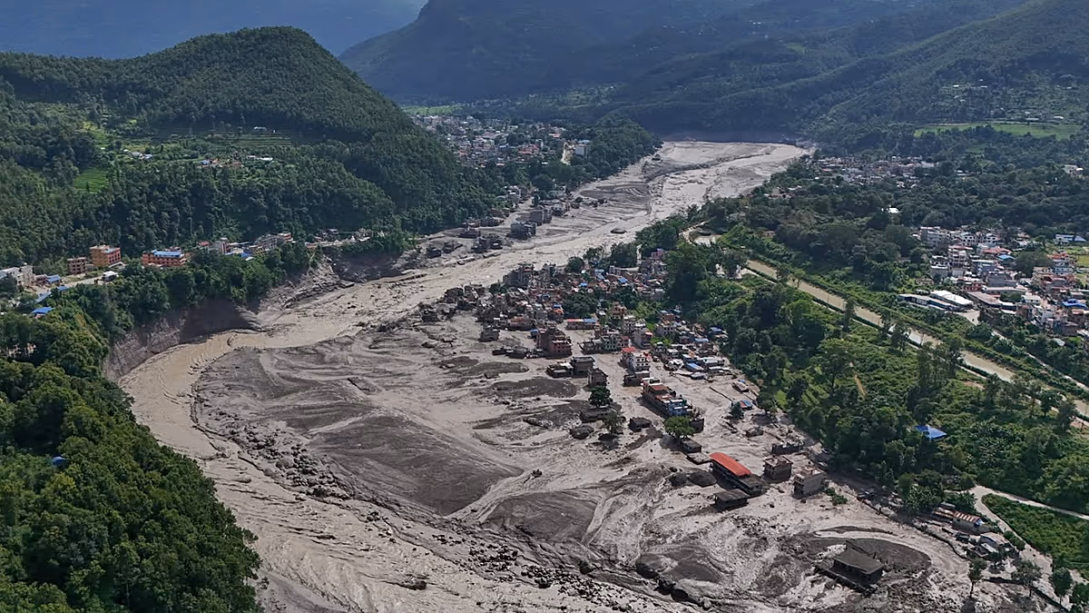 Hunderte werden vermisst, als Sturzfluten Nepal erschüttern