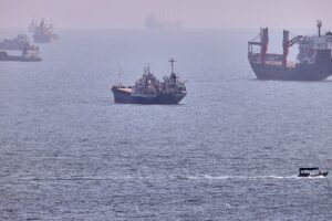 IEA und OPEC sind sich über die Schätzungen der weltweiten Ölnachfrage uneinig, da sich die Schließung der Straße von Hormus hinzieht