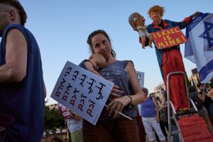 Israelische Demonstranten demonstrieren in Tel Aviv gegen die Gewalt im Westjordanland Israelische Demonstranten marschierten in Tel Aviv gegen die Gewalt der Siedler im besetzten Westjordanland, während die Polizei ihnen den Weg versperrte und Demonstranten konfrontierte. 29.07.2026