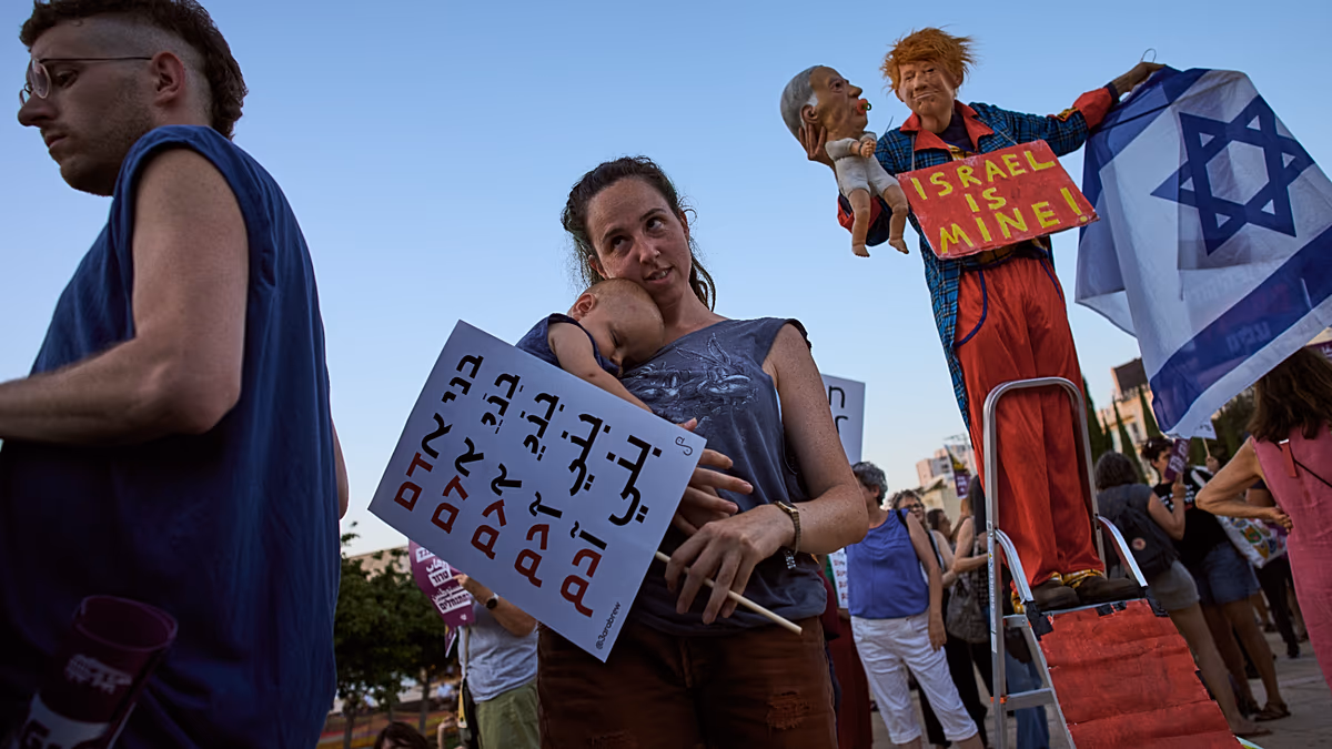 Israelische Demonstranten demonstrieren in Tel Aviv gegen die Gewalt im Westjordanland Israelische Demonstranten marschierten in Tel Aviv gegen die Gewalt der Siedler im besetzten Westjordanland, während die Polizei ihnen den Weg versperrte und Demonstranten konfrontierte. 29.07.2026