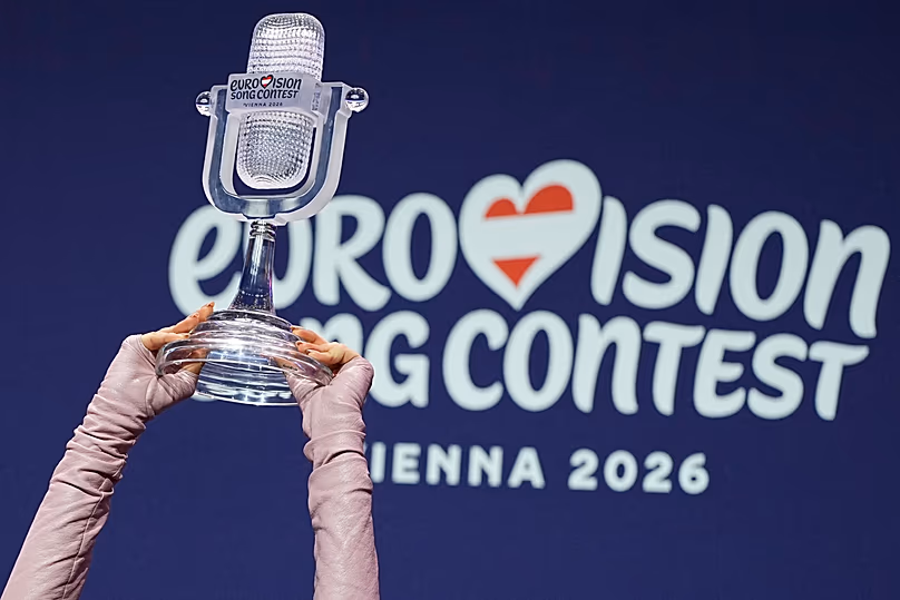 Dara aus Bulgarien nimmt mit der Trophäe an einer Pressekonferenz teil, nachdem sie das große Finale des 70. Eurovision Song Contest am 17. Mai 2026 in Wien gewonnen hat