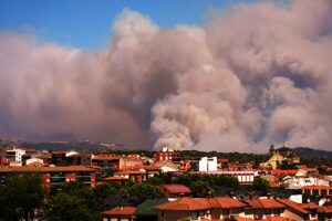 Luftaufnahmen zeigen, dass sich Waldbrände in der spanischen Region Madrid ausbreiten. Feuerwehrleute kämpfen darum, die Waldbrände in der spanischen Region Madrid einzudämmen, indem sie wasserführende Flugzeuge entsenden, um das Gebiet zu löschen und die extreme Hitze und Trockenheit zu reduzieren, die die Flammen anheizen. 28.07.2026