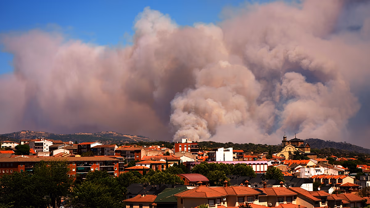 Luftaufnahmen zeigen, dass sich Waldbrände in der spanischen Region Madrid ausbreiten. Feuerwehrleute kämpfen darum, die Waldbrände in der spanischen Region Madrid einzudämmen, indem sie wasserführende Flugzeuge entsenden, um das Gebiet zu löschen und die extreme Hitze und Trockenheit zu reduzieren, die die Flammen anheizen. 28.07.2026