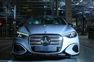 Mercedes-Benz senkt die Verkaufsprognose, da der Gewinn trotz der Schwäche in China steigt