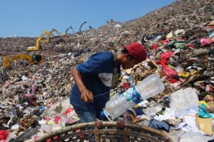 Müllsammler arbeiten auf Indonesiens größter Mülldeponie Müllsammler auf der indonesischen Bantargebang-Deponie fürchten um ihre Existenz, da die Regierung die offenen Deponieregeln verschärft und die Abfallbewirtschaftung reformiert. 27.07.2026