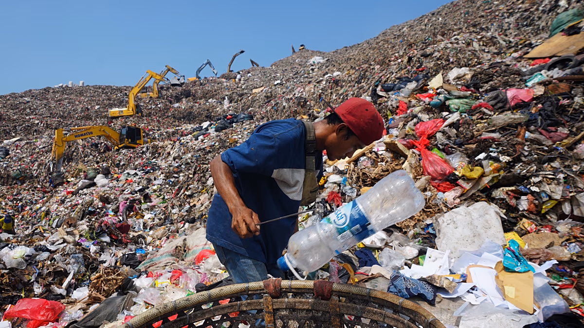 Müllsammler arbeiten auf Indonesiens größter Mülldeponie Müllsammler auf der indonesischen Bantargebang-Deponie fürchten um ihre Existenz, da die Regierung die offenen Deponieregeln verschärft und die Abfallbewirtschaftung reformiert. 27.07.2026