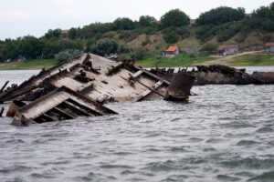 Niedrigwasser: EU räumt alte Nazi-Kriegsschiffe aus der Donau