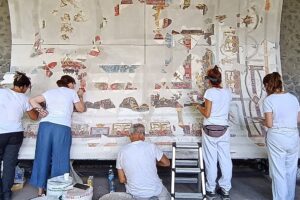Pompeji enthüllt rekonstruierte Decke des Bankettsaals mit Fresken, während die Restaurierung fortgesetzt wird