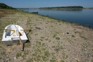 Rekordtief an der Donau legt Sandbänke frei, Boote stranden in Serbien