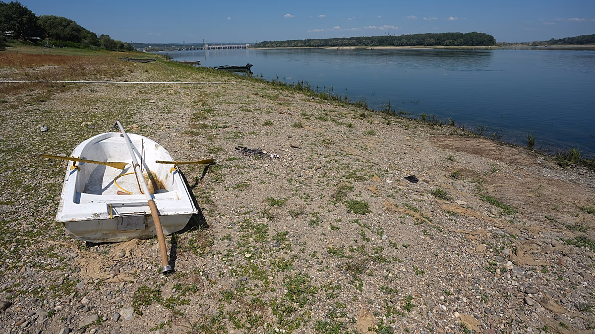 Rekordtief an der Donau legt Sandbänke frei, Boote stranden in Serbien