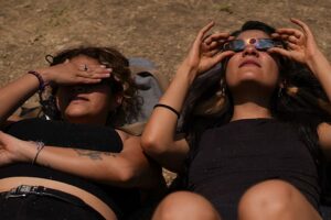 So erkennen Sie, ob die Sonnenfinsternis Ihre Augen geschädigt hat: die wichtigsten Warnsymptome