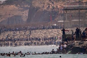 Spanien ignoriert die EU und bereitet den dringenden Transfer von 500 Migrantinnen von Ceuta auf das Festland vor