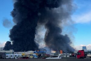 Ukrainischer Drohnenangriff entzündet Großbrand in Lagerhäusern in Sankt Petersburg Ein ukrainischer Drohnenangriff löste am frühen Donnerstag, dem 24. Juli, einen Großbrand in einem Lagerhaus von Wildberries in der Nähe von Sankt Petersburg aus, der nach Angaben russischer Behörden dichten Rauch über die Stadt verteilte und den Flugverkehr am Flughafen Pulkowo vorübergehend lahmlegte. 24.07.2026