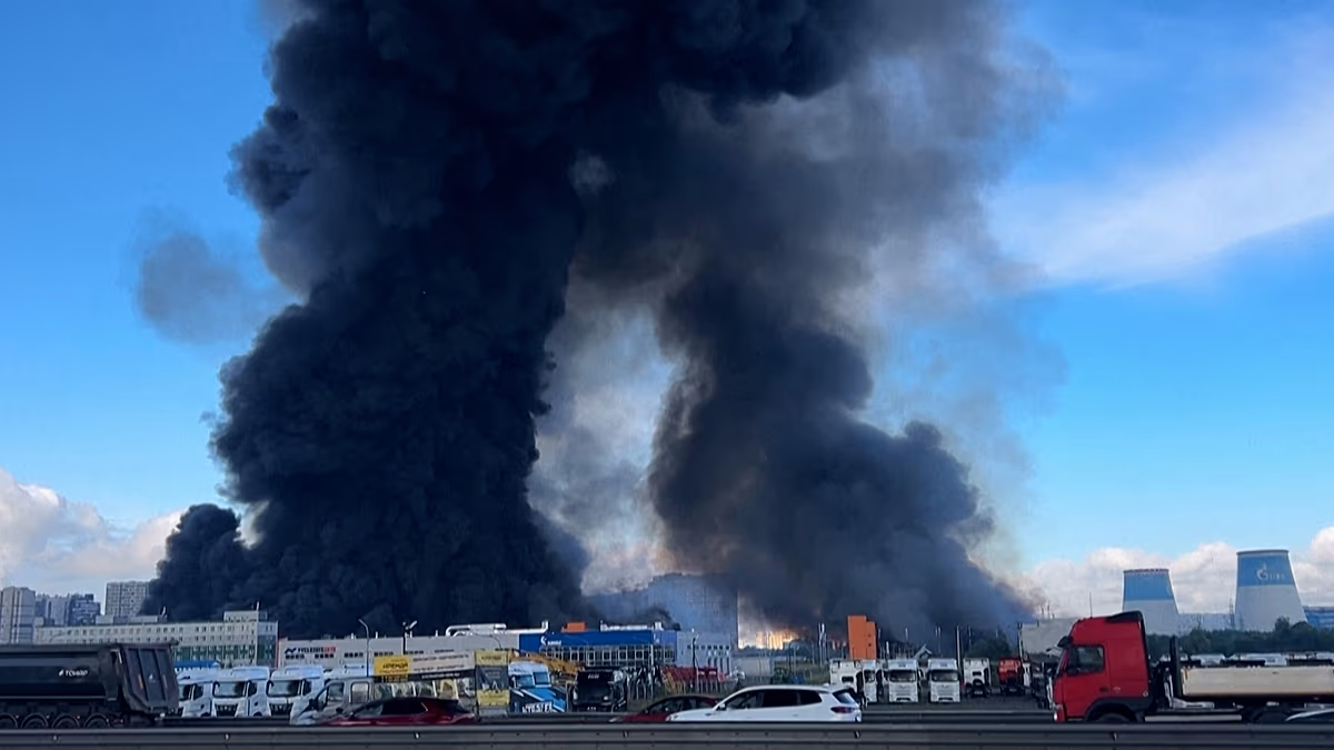 Ukrainischer Drohnenangriff entzündet Großbrand in Lagerhäusern in Sankt Petersburg Ein ukrainischer Drohnenangriff löste am frühen Donnerstag, dem 24. Juli, einen Großbrand in einem Lagerhaus von Wildberries in der Nähe von Sankt Petersburg aus, der nach Angaben russischer Behörden dichten Rauch über die Stadt verteilte und den Flugverkehr am Flughafen Pulkowo vorübergehend lahmlegte. 24.07.2026