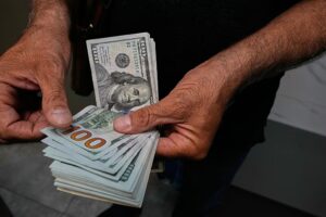 Der iranische Rial befindet sich im freien Fall, während der Dollar die 2,1-Millionen-Marke überschreitet