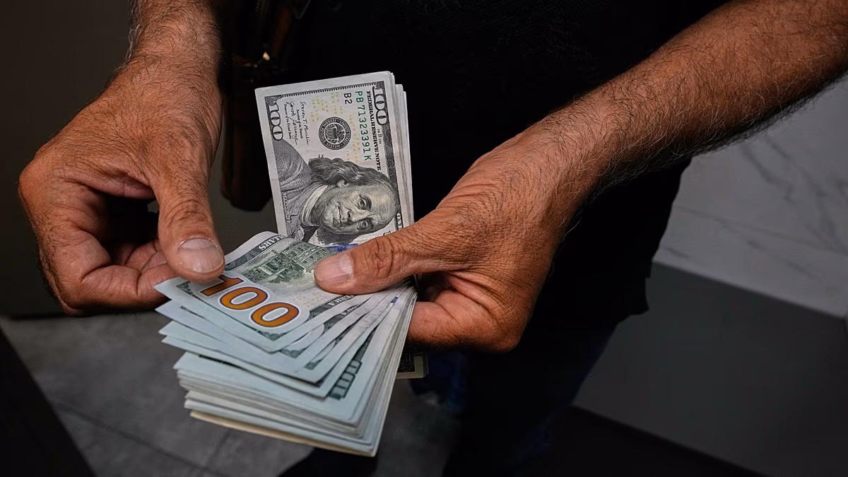 Der iranische Rial befindet sich im freien Fall, während der Dollar die 2,1-Millionen-Marke überschreitet
